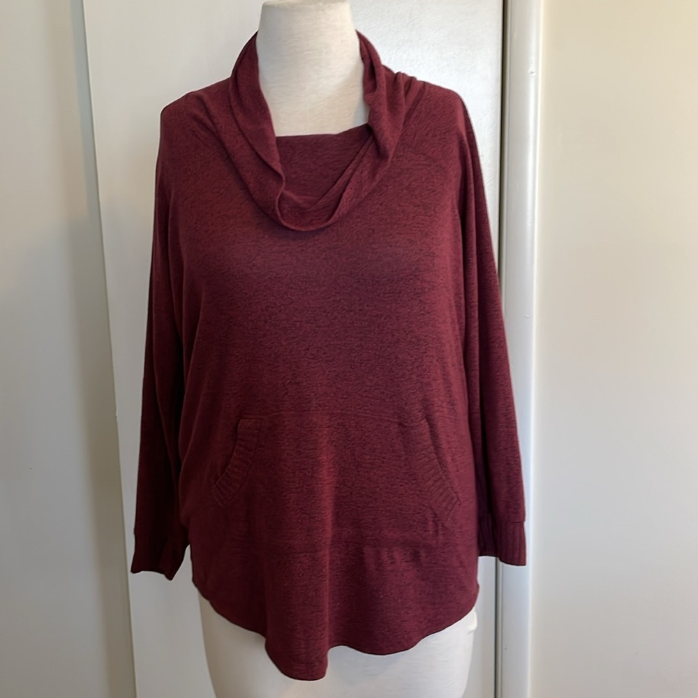 Torrid: Black and deep red Cowl neck
sweatshirt with front pocket. 3X. EUC.
